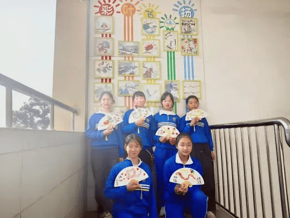 僅76名學生的鄉村小學，如何用粉印版畫繪出大世界