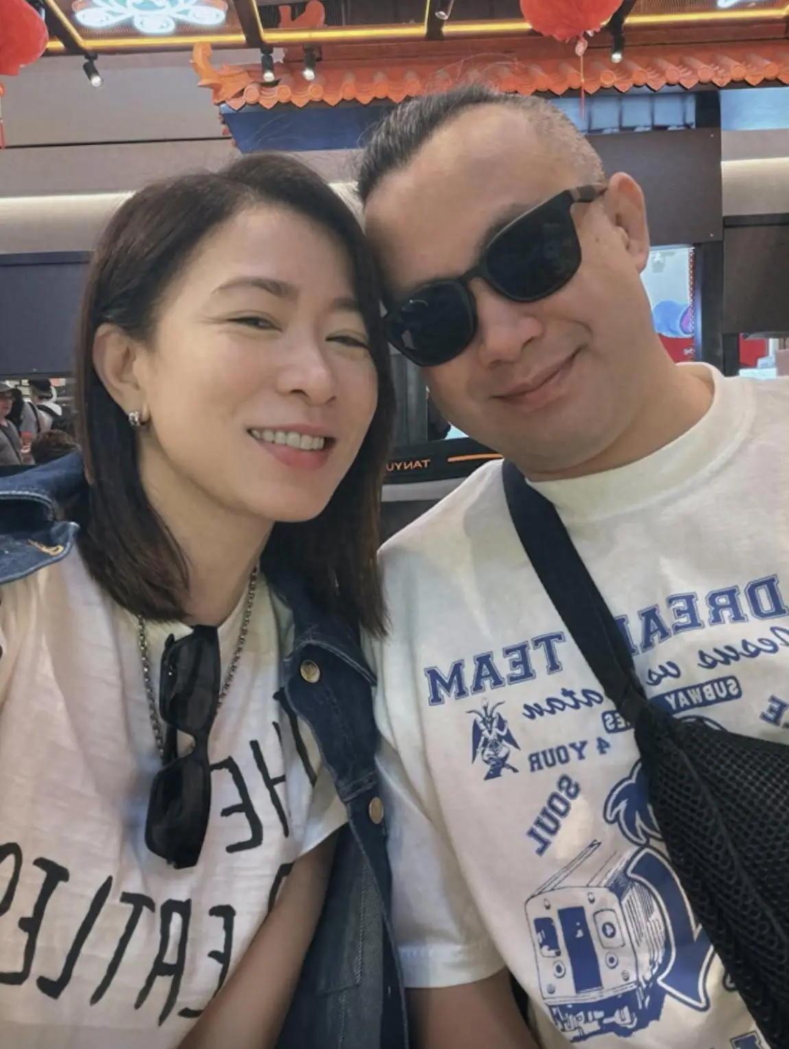 原創佘詩曼陪家人出國旅遊，45歲弟弟罕露臉有型有款，姐弟倆長得不像