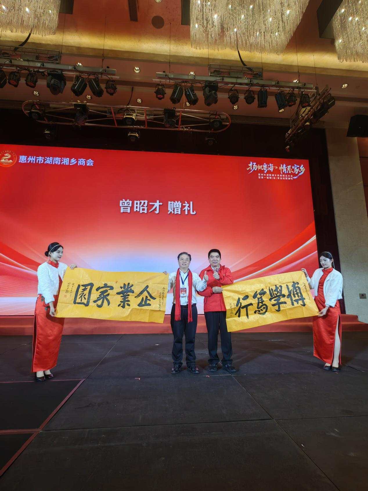 紮根人民 書法“五進”——曾昭才先生的藝術堅守與人民情懷