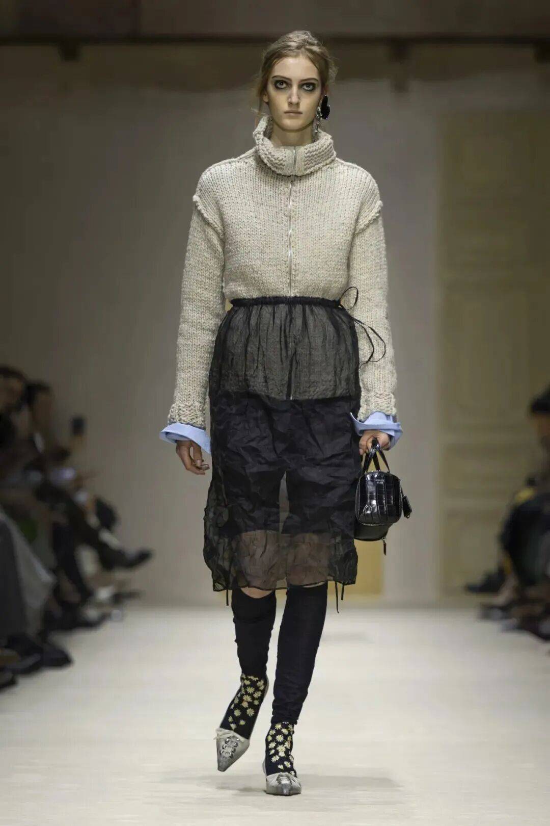 十五位女性，六十套造型，Prada 如何理解穿著