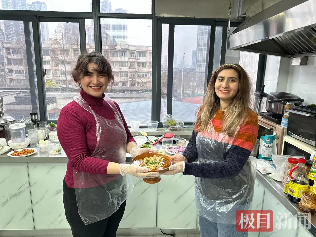 把中國味帶回家鄉！留學生廚房裡做“硬菜”，妹妹已“遠端預訂”口水雞