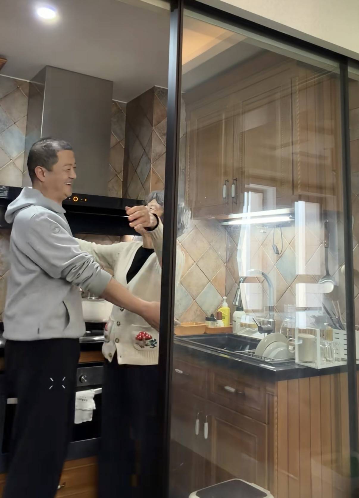 原創李亞鵬母子北京過元宵節，住100平小房傢俱很老氣，裝修像30年前