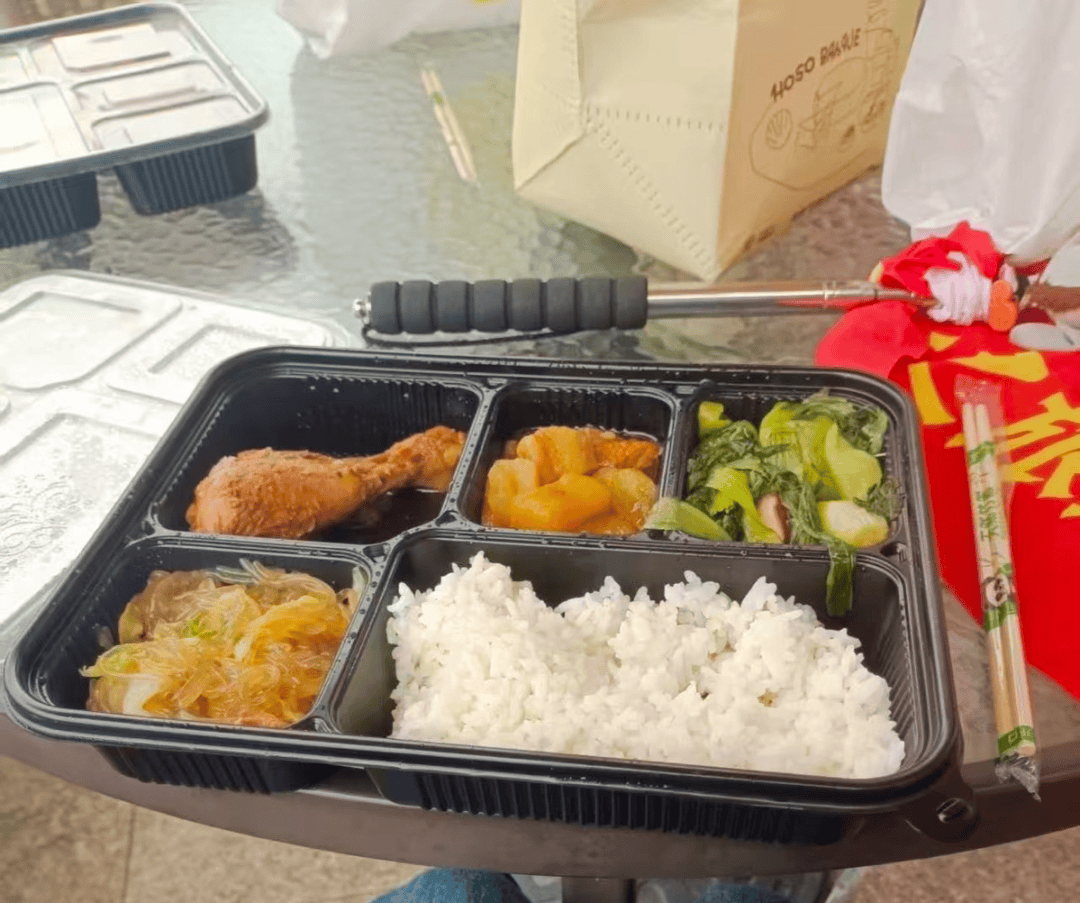 一中學多名學生研學就餐後反覆拉肚子，有孩子稱“吃的雞腿是臭的”，當地介入調查